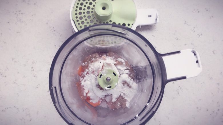 胡萝卜鲜虾条 宝宝辅食,将煮好的胡萝卜和处理好的虾肉放入辅食机中，加入适量的淀粉搅打成细腻的虾泥