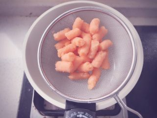 胡萝卜鲜虾条 宝宝辅食,煮熟后捞出沥干