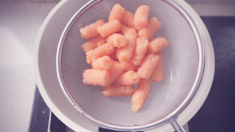 胡萝卜鲜虾条 宝宝辅食,煮熟后捞出沥干