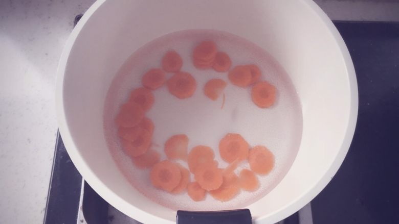 胡萝卜鲜虾条 宝宝辅食,锅中烧开水后将胡萝卜倒入，煮熟后捞出沥干备用
