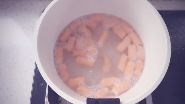 胡萝卜鲜虾条 宝宝辅食,然后等虾条全部浮起来以后煮几分钟即可