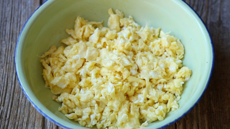 韭菜鸡蛋盒子,把鸡蛋炒成小块儿后盛出来待用。