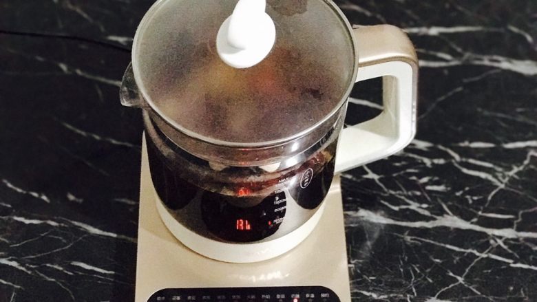 红糖枸杞老姜茶,盖上壶盖！（养生壶是自动变换温度的，这时候一直是800°）