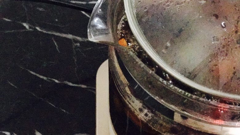 红糖枸杞老姜茶,等到养生壶开了以后，把盖子打开一个小缝隙。避免水扑出来！