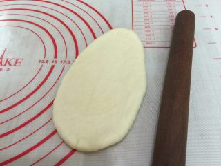 麦香软欧香肠包,7. 取出面团擀成椭圆形