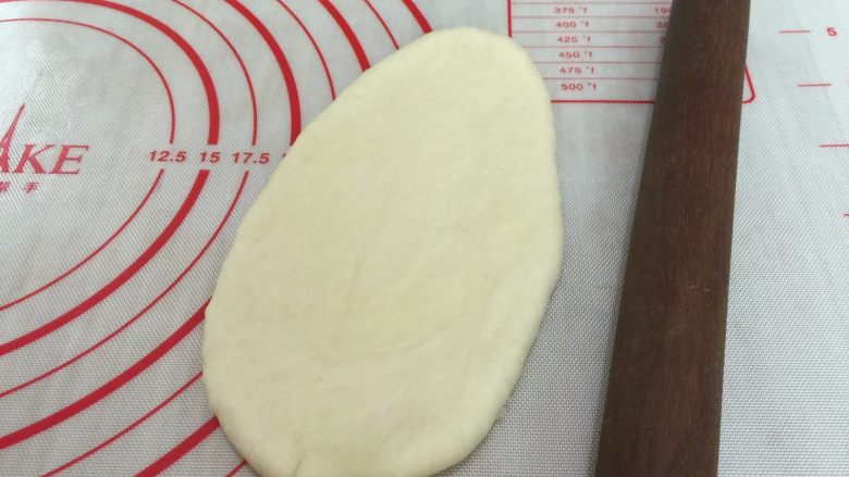 麦香软欧香肠包,7. 取出面团擀成椭圆形