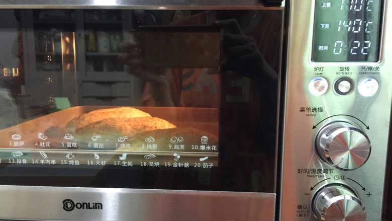 麦香软欧香肠包,15. 送进预热好的烤箱，上火170度下140度22分钟