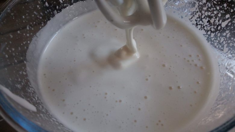 芒果布丁棉花糖,用电动打蛋器打至体积变大，浓稠，滴落的牛奶液不会消失，我用打蛋器二档大概打了4分钟
