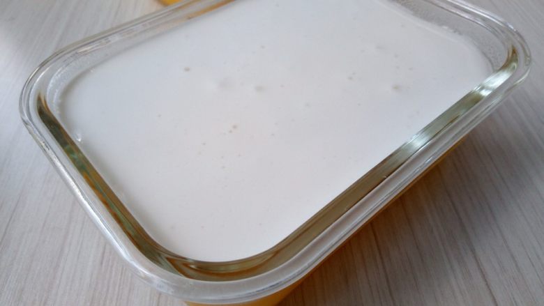芒果布丁棉花糖,将牛奶液倒在上面，放冰箱冷藏三个小时以上