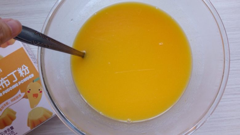 芒果布丁棉花糖,加入沸水，搅拌均匀，然后转奶锅稍微煮沸即可