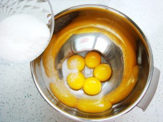 原味戚风蛋糕（8寸基础戚风超详细版）,先制作蛋黄糊：80克的白砂糖分出10克加入蛋黄里，加入盐。