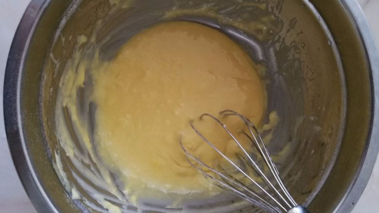 咕咕霍夫戚风蛋糕（超详细）,9.用手抽混合鸡蛋和面粉，面粉团会慢慢化开，得到浓稠的蛋液，放一旁静置就行。