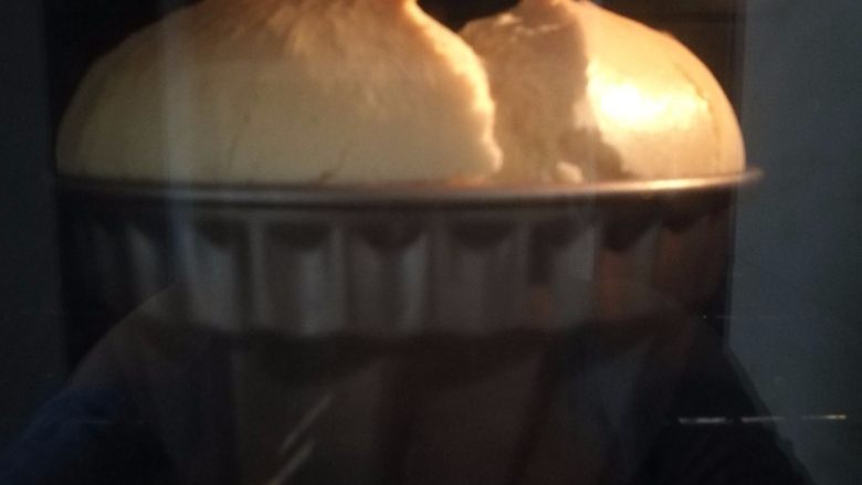 咕咕霍夫戚风蛋糕（超详细）,19.放入烤箱中下层，上下火150度，烤50分钟。