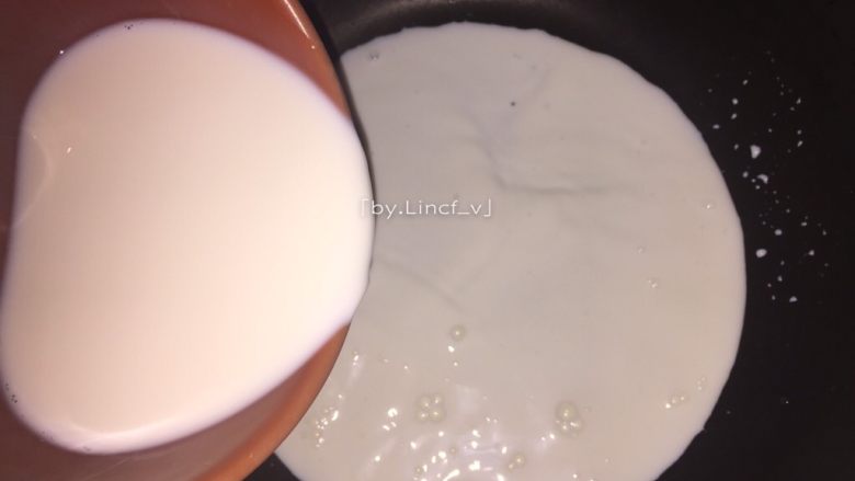 火龙果椰蓉奶冻,小火热锅，然后将250ml纯牛奶倒入煮沸（全程小火）
