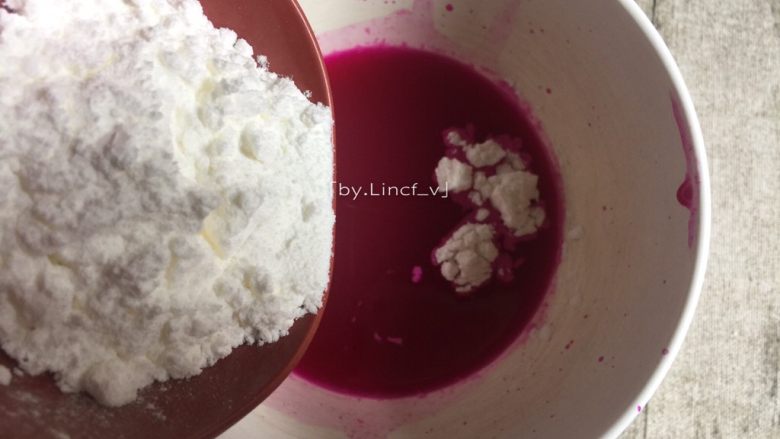 火龙果椰蓉奶冻,将17g玉米淀粉倒入滤掉果渣的火龙果果汁中