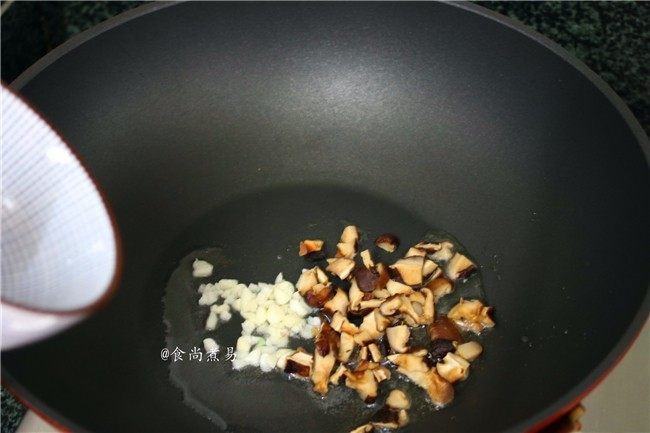 葫芦瓜腊肠冬菇焖饭,加上冬菇粒煸炒片刻