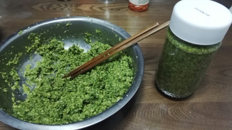 韭菜花酱,分装在干净的玻璃瓶里。