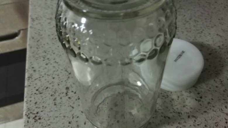 韭菜花酱,玻璃瓶洗净控干水份。