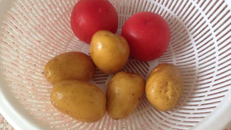 西红柿土豆炖牛肉,西红柿 土豆洗净备用