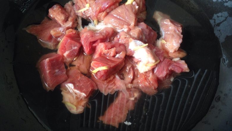 西红柿土豆炖牛肉,牛肉冷水下锅，加适量黄酒
