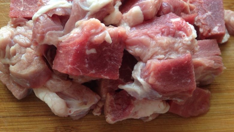西红柿土豆炖牛肉,牛肉捞出改刀切小块