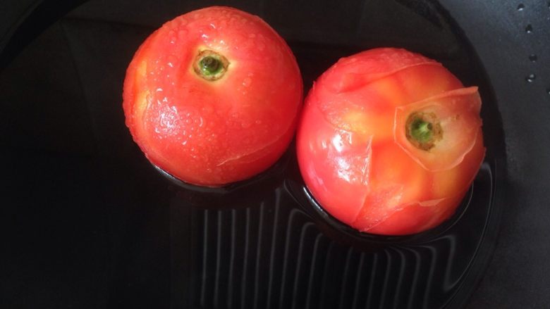 西红柿土豆炖牛肉,西红柿开水烫煮去皮