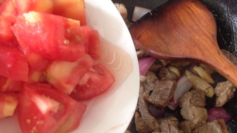 西红柿土豆炖牛肉,黄酒散发香气后加西红柿继续翻炒