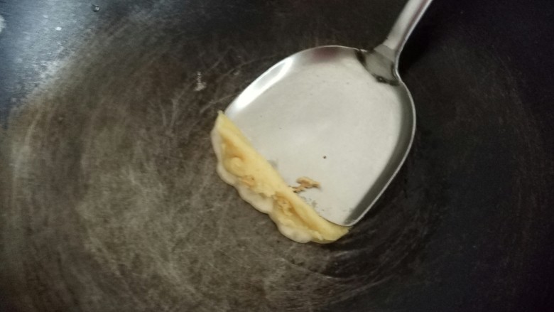 牛奶鸡蛋玉米卷,微微冒泡的时候就用锅铲边铲边卷