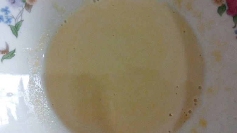 牛奶鸡蛋玉米卷,调好的面糊浓度以用勺子舀起往下掉，刚好能成一条不间断的线为宜