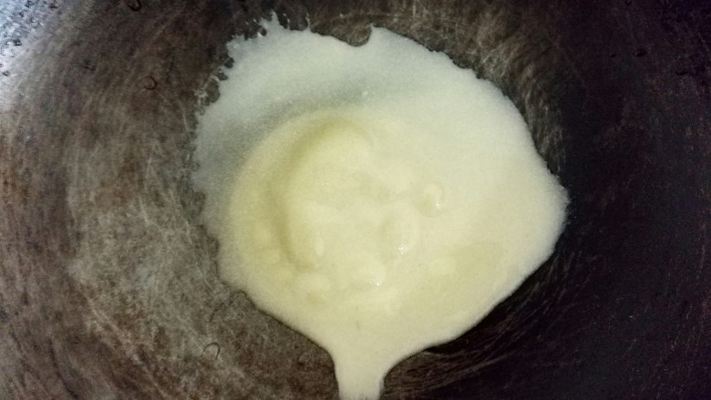 牛奶鸡蛋玉米卷,平底锅微热，不用油，直接用勺子舀一勺面糊垂直倒入，轻轻晃动锅使面糊呈圆形，小火煎﻿