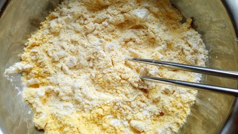 玉米花朵馒头,将酵母水加入面粉中，并用筷子搅拌均匀。
