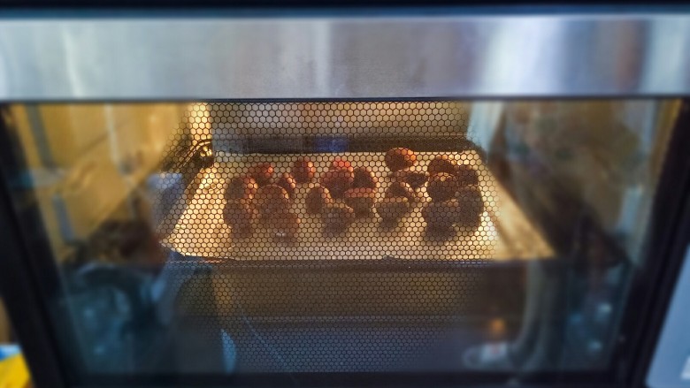 糖烤栗子,烤箱预热170度预热6分钟，烤20分钟