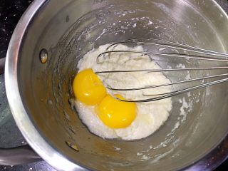 海苔芝麻肉松蛋糕,接着加入两个蛋黄，以“z”字形手法搅拌