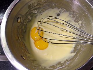 海苔芝麻肉松蛋糕,再加入剩下的两个蛋黄，搅匀
