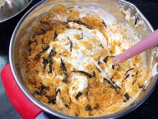 海苔芝麻肉松蛋糕,最后拌好的面糊中加入“海苔芝麻肉松”，加入肉松时就要用刮刀挑拌了哈！