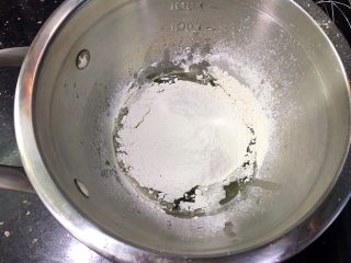 海苔芝麻肉松蛋糕,盆里加入牛奶和玉米油搅拌均匀，再筛入低筋面粉，搅到混合