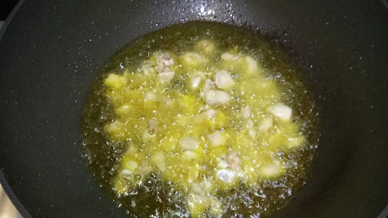辣子鸡,加入腌制好的鸡块，用勺子不停的翻动，使其受热均匀