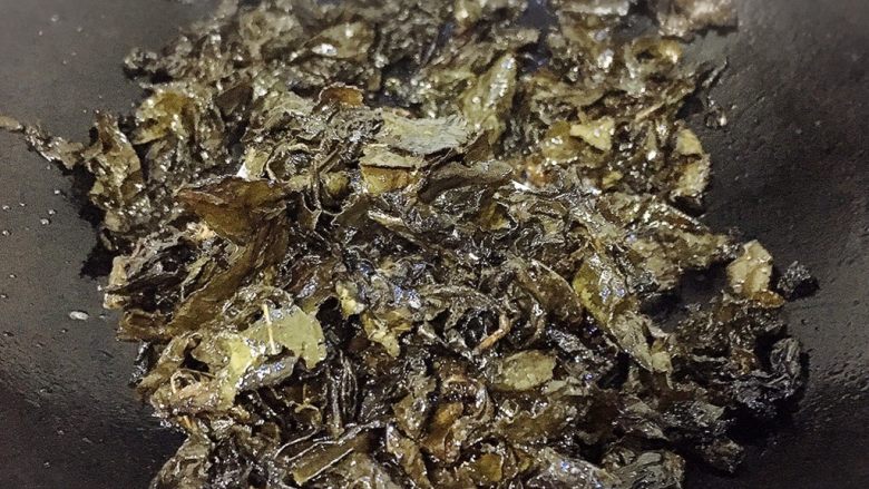 清香茶叶虾,茶叶下油锅炸至酥脆、硬挺，沥油起锅备用