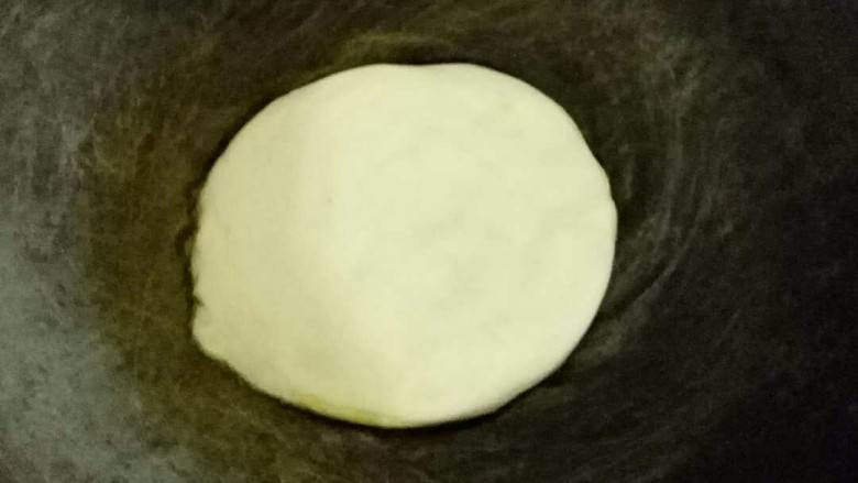 盘龙饼,平底锅刷上少量的油，七分热时放入面饼烙，一面烙好后翻面﻿﻿
