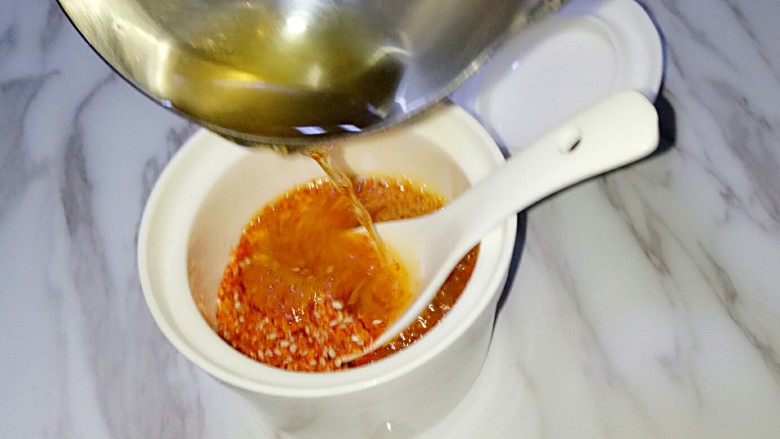 油泼辣子,用铁勺舀适量油浇在辣椒粉上，快速搅拌均匀