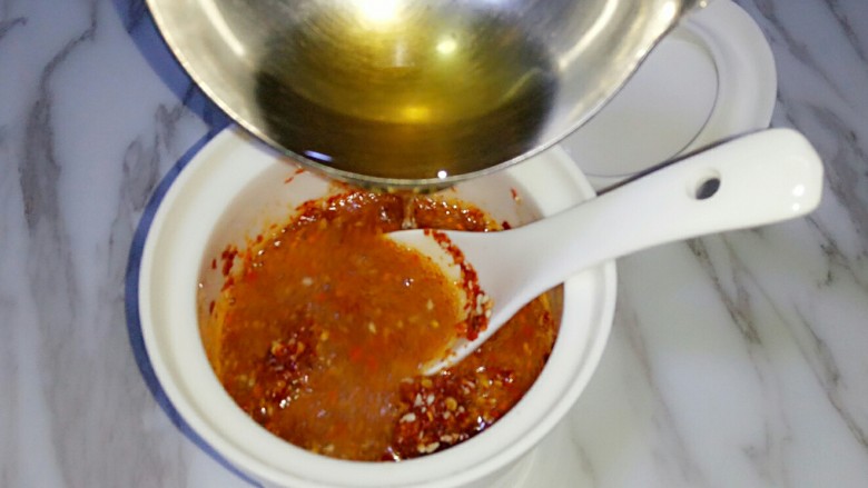 油泼辣子,紧接着在次舀适量油浇在辣椒油中，搅拌均匀