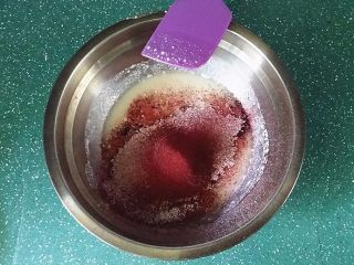 红丝绒蛋糕卷,筛入红曲粉、玉米淀粉及低筋面粉后拌匀