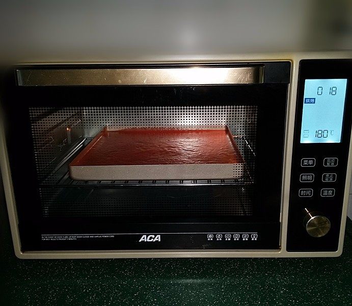 红丝绒蛋糕卷,送入预热好的烤箱中层：180度、上下火