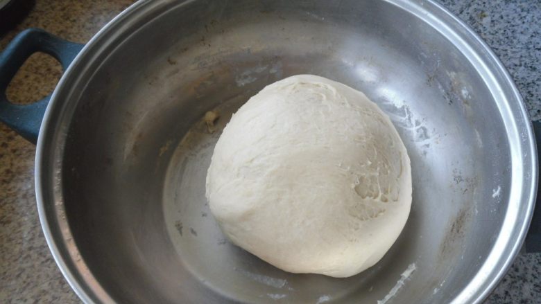 瓜子仁面包, 和面30分钟、取出面团，把面团团圆，覆盖保鲜膜，进行一次发酵 