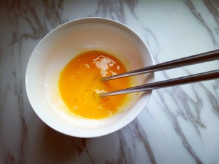 虾仁黄金炒饭,蛋黄用筷子打散。