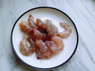 虾仁黄金炒饭,处理好的虾，用冷水冲洗干净之后切碎。