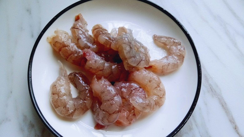 虾仁黄金炒饭,处理好的虾，用冷水冲洗干净之后切碎。