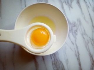 虾仁黄金炒饭,鸡蛋. 用分离器将蛋白蛋黄分开。