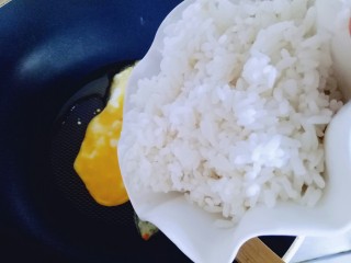 虾仁黄金炒饭,将熟米饭倒入锅中。