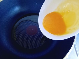 虾仁黄金炒饭,锅中加入油，油温7成时加入蛋黄液，转小火。